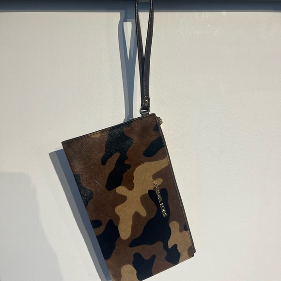 Animal print pattern, Micheal Kors Clutch! - Picture 2 of 4